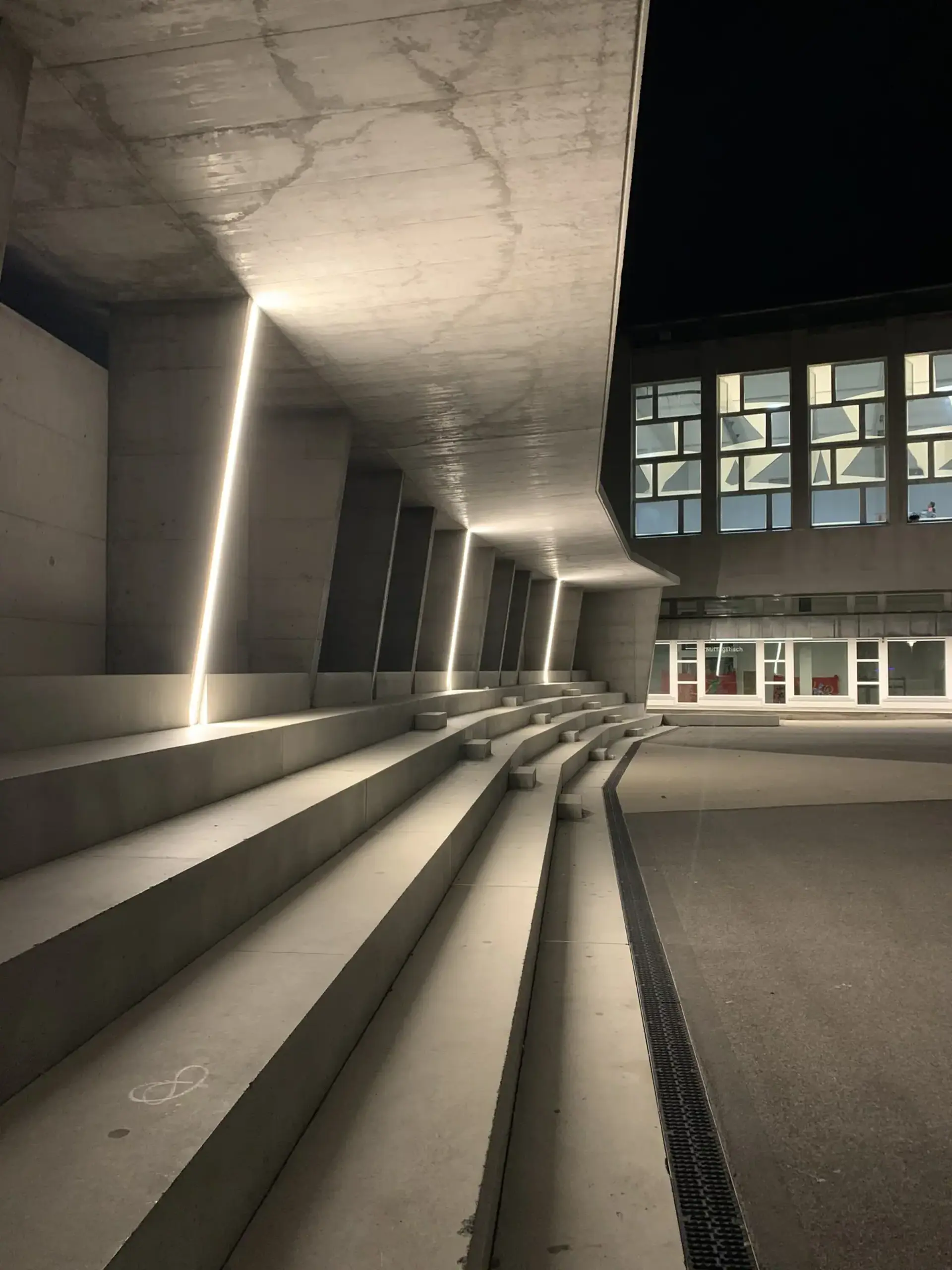 05_Neugestaltung Schulhausplatz Igsi mit Tribüne_Velounterstand